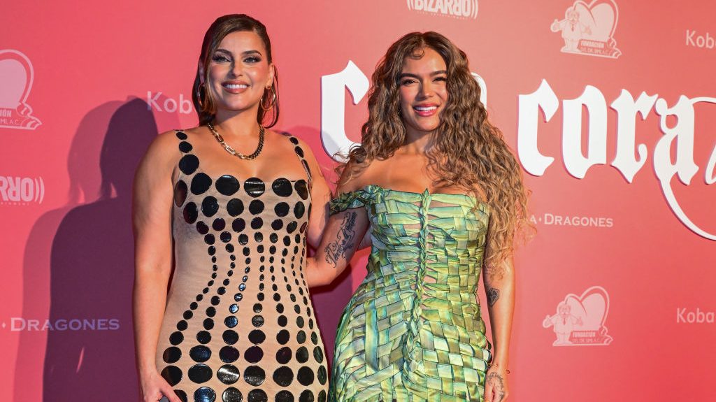 Karol G y Nelly Furtado en la Con Cora Land Foundation's inaugural gala en Miami, Florida
